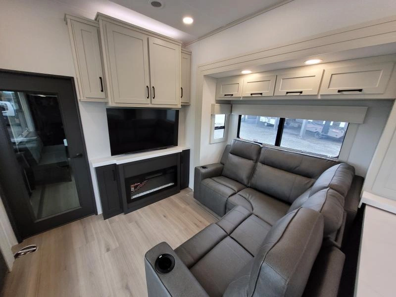 Grand Design Momentum 395ms 2026 alt