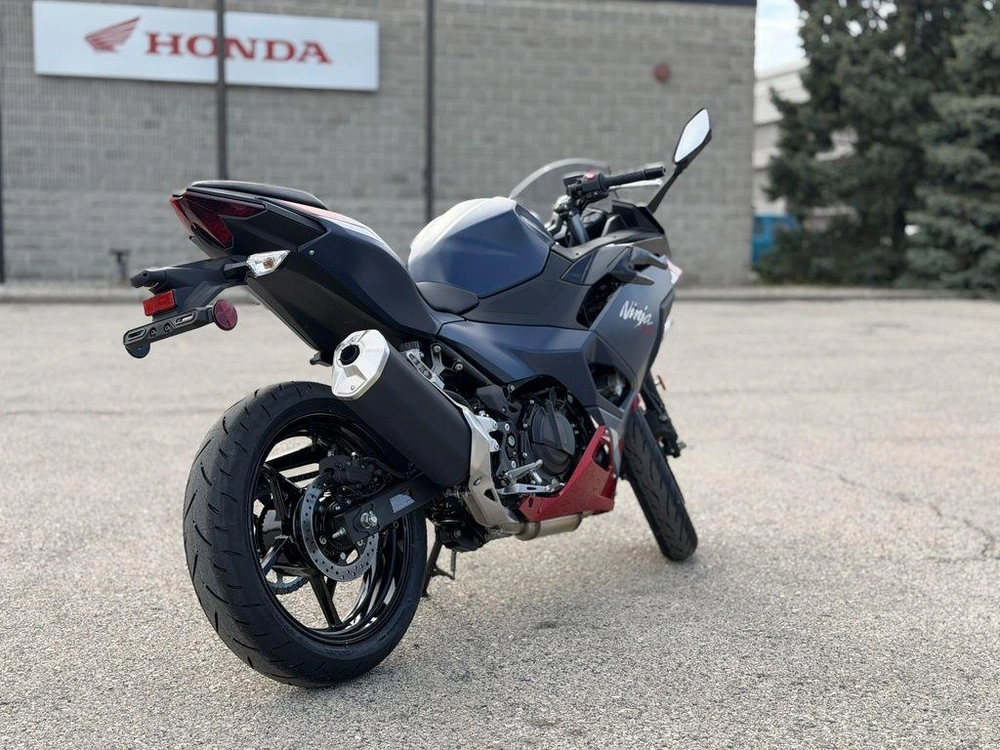 2026 Kawasaki Ninja® 500 Abs Metallic Matte Twilight Blue alt