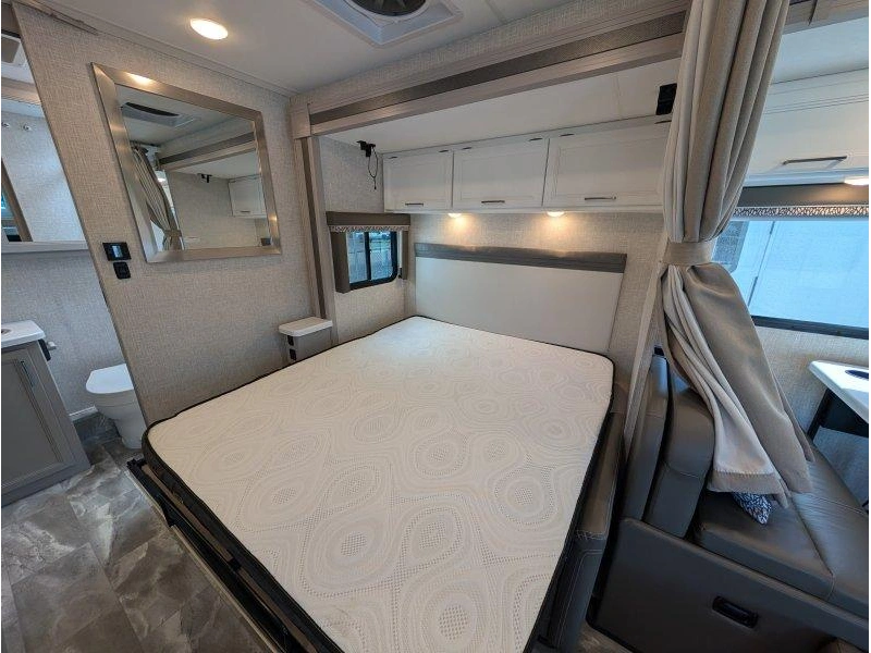 Thor Motor Coach Echelon Mb24 2024 alt