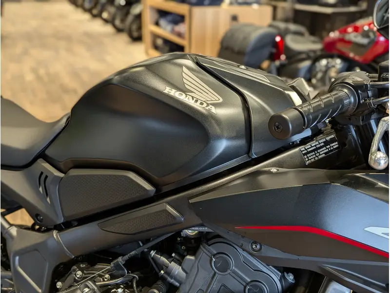 2024 Honda CBR650R // Matte Gunpowder Black Metallic thumbnail 7