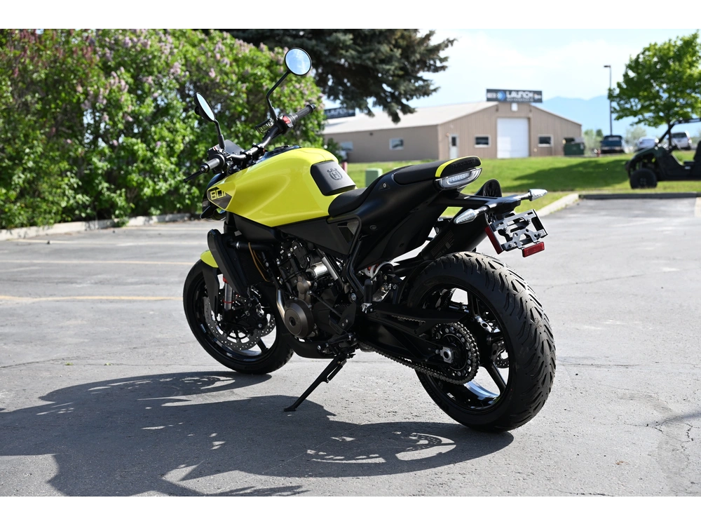 2026 Husqvarna Vitpiln 801 alt