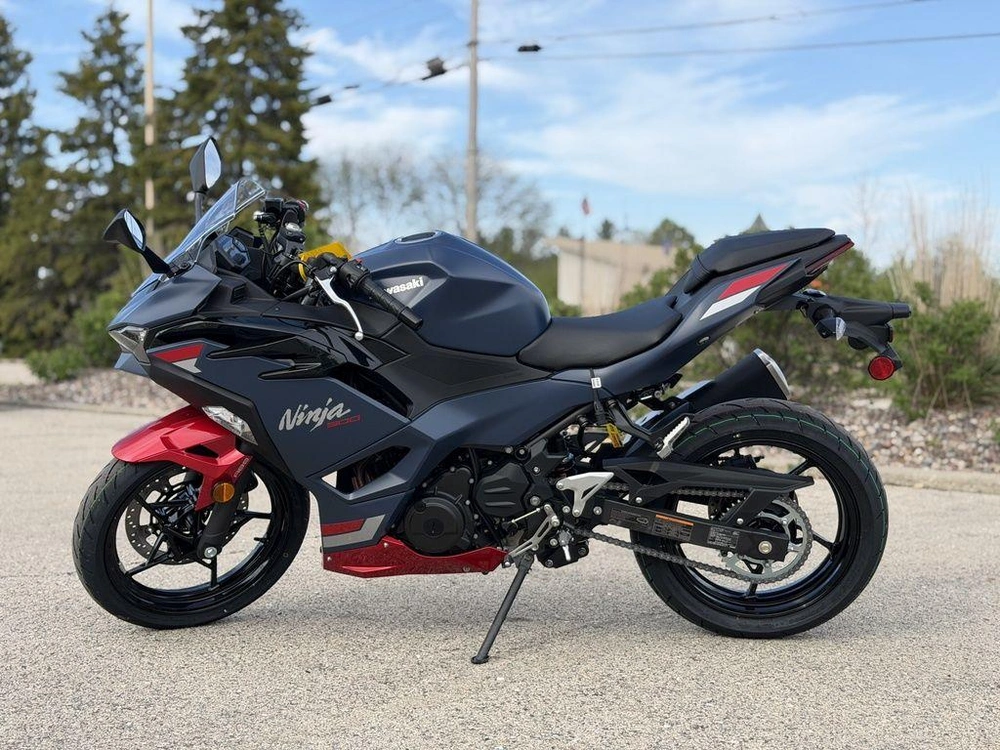 2026 Kawasaki Ninja® 500 Abs Metallic Matte Twilight Blue alt