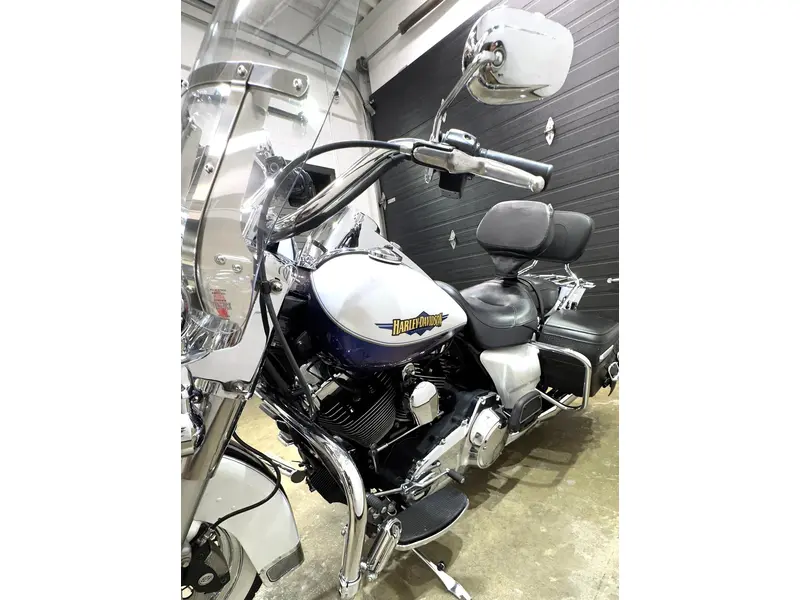 2010 Harley-Davidson ROAD KING CLASSIC FLHRC thumbnail 3