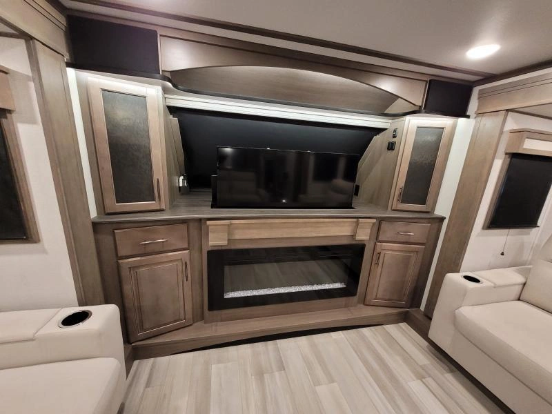 Grand Design Solitude 380fl 2023 alt