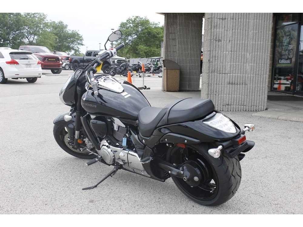2025 Suzuki Boulevard M109r alt