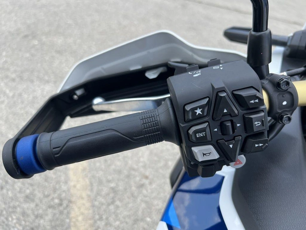 2025 Honda Africa Twin Adventure Sports Es alt