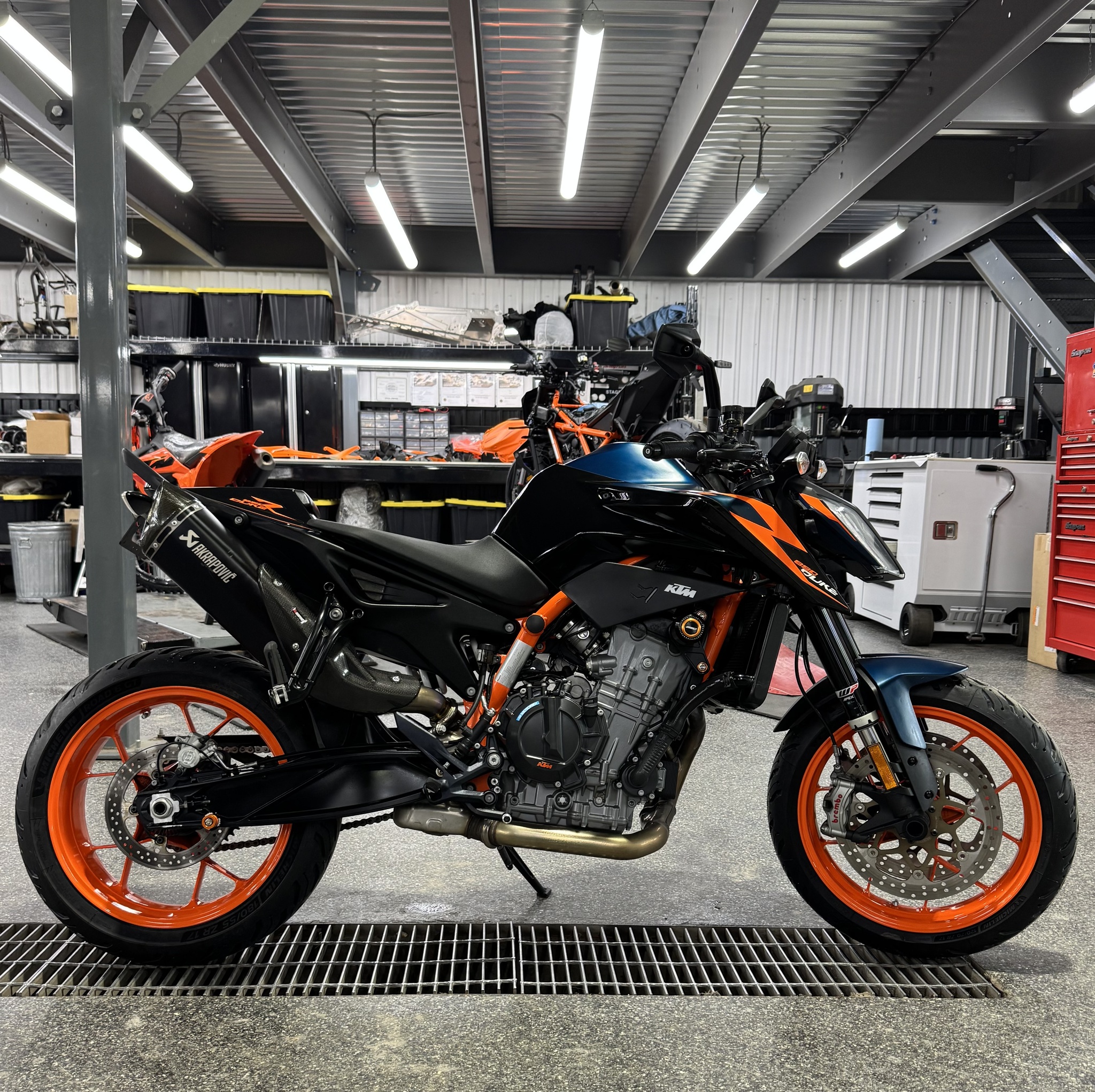 2022 KTM DUKE 890 R