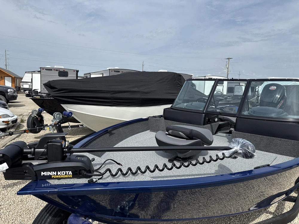 2026 Lowe Boats Fishing Machine Walk Thru Fm 1775 Wt alt