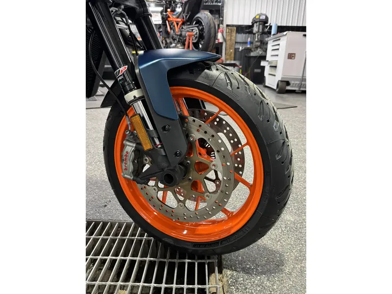 2022 KTM DUKE 890 R