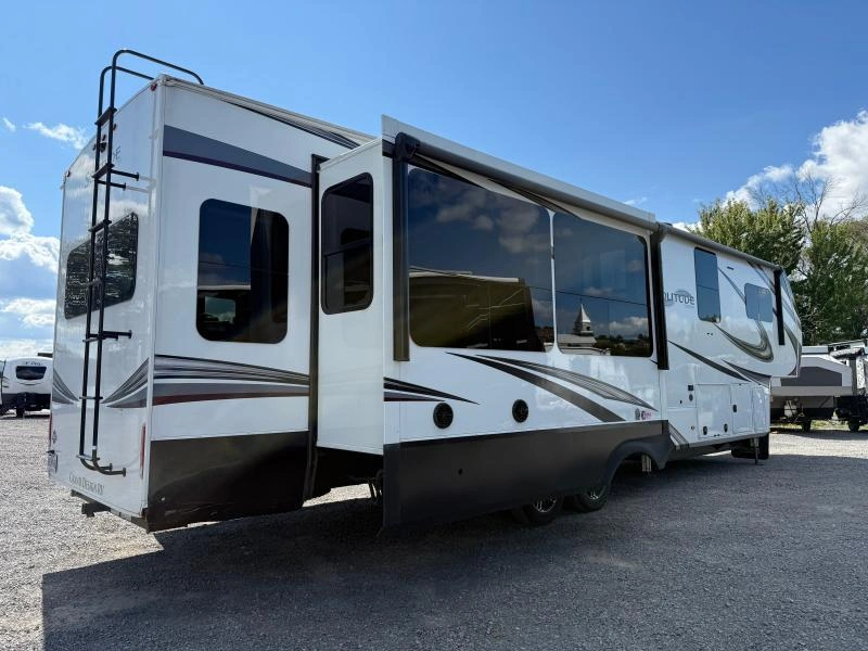 Grand Design Solitude 378mbs 2022 alt