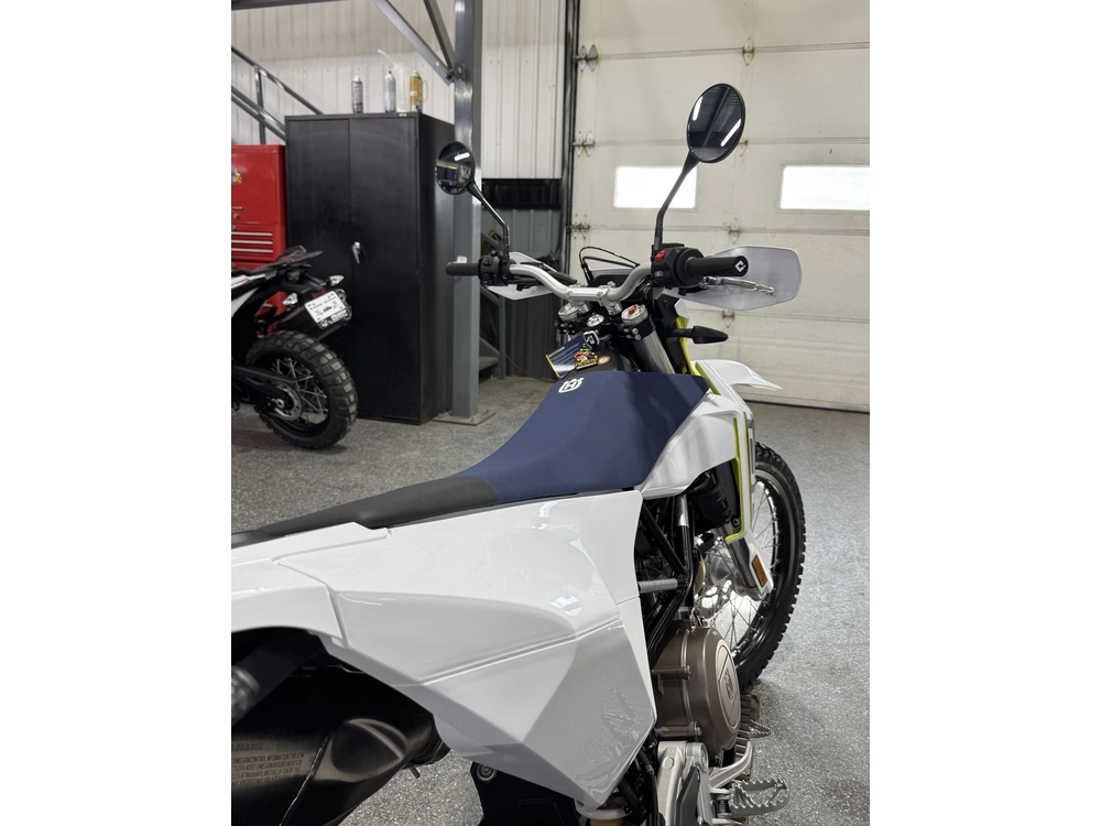 Husqvarna 701 Enduro 2027 alt