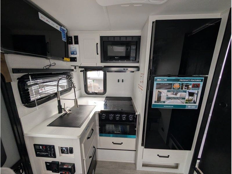 2026 Palomino Real Lite 2110 alt