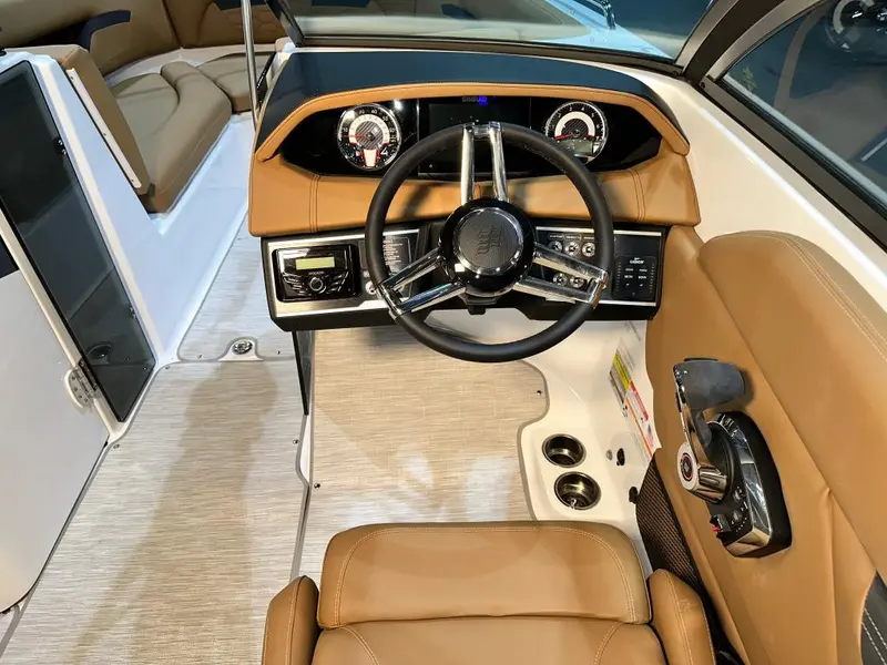 2024 Four Winns HD5 MERCRUISER 6.2L / BRAVO 3