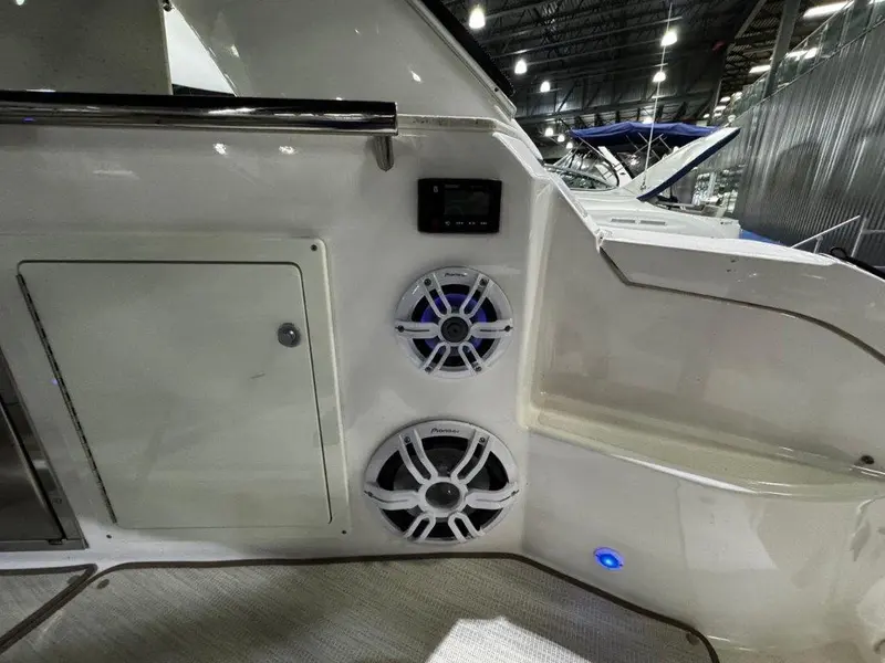 2017 Regal 32 EXPRESS thumbnail 16