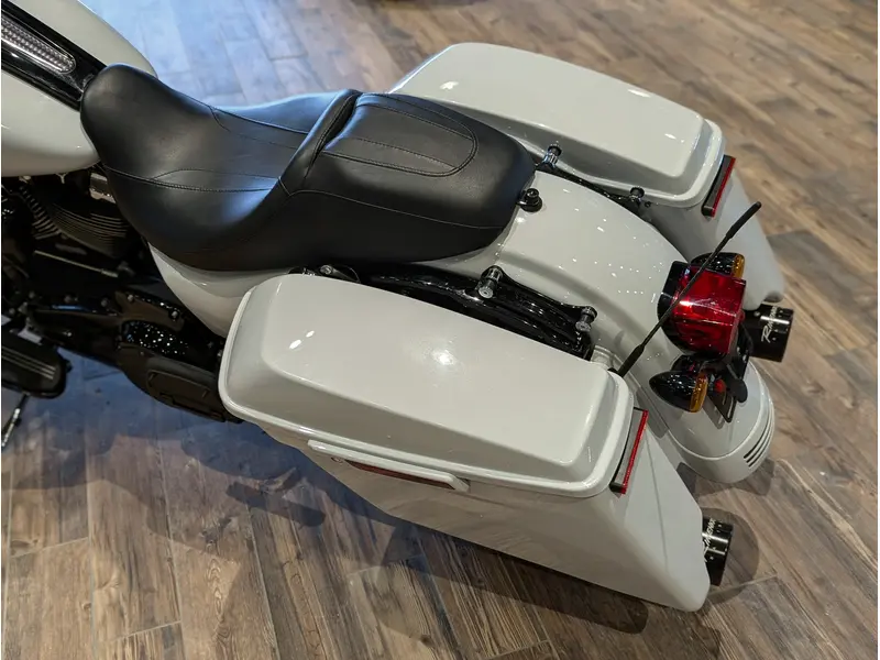 2020 Harley-Davidson Street Glide Special // Stone Washed White Pearl thumbnail 12