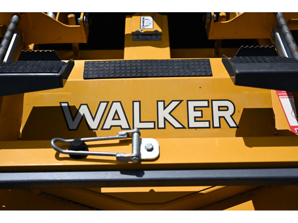 2017 Walker Mh38i & 64" Deck alt