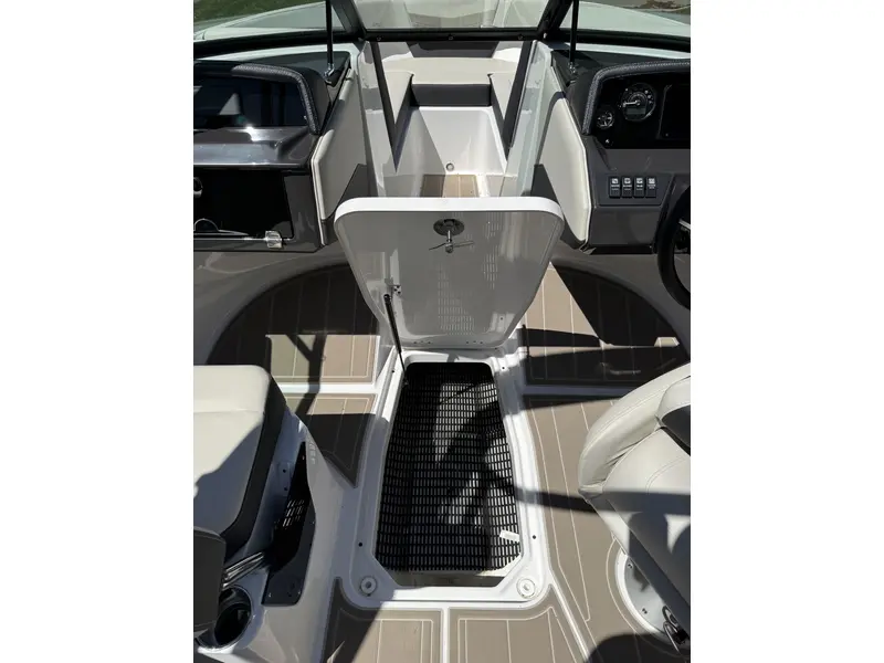 2025 Monterey Boats M20 SERIES thumbnail 16