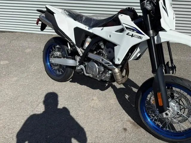2025 Suzuki DR-Z4 SM thumbnail 2