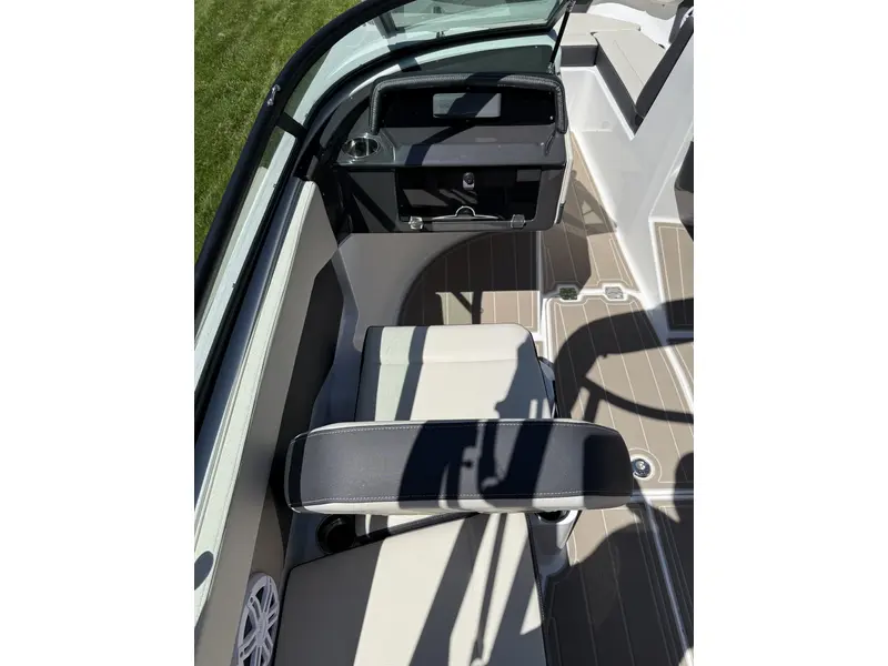 2025 Monterey Boats M20 SERIES thumbnail 14