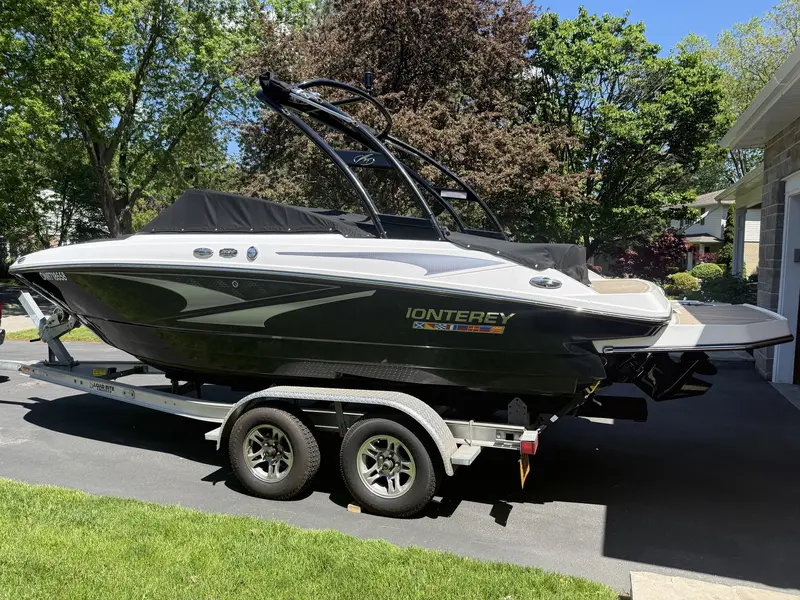 2025 Monterey Boats M20 SERIES thumbnail 3