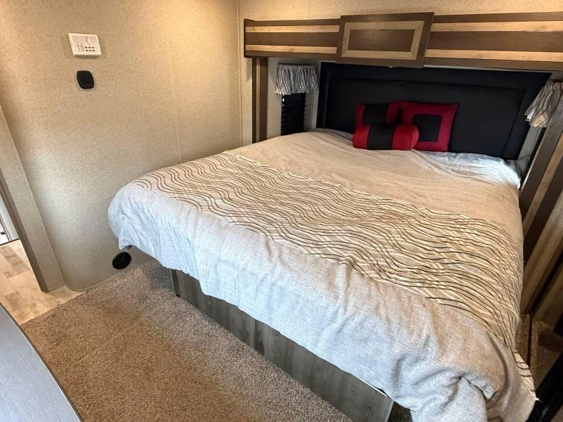 2019 Keystone Rv Sprinter 3530fwden alt