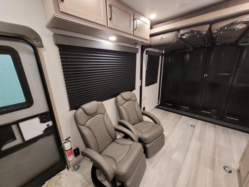Grand Design Momentum 21g 2025 alt