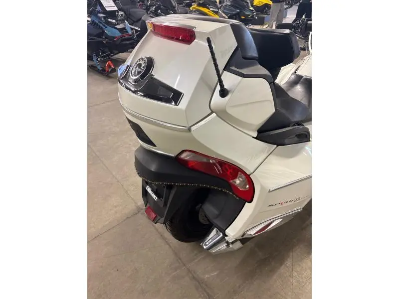 2016 Can-Am Spyder RT Limited thumbnail 8