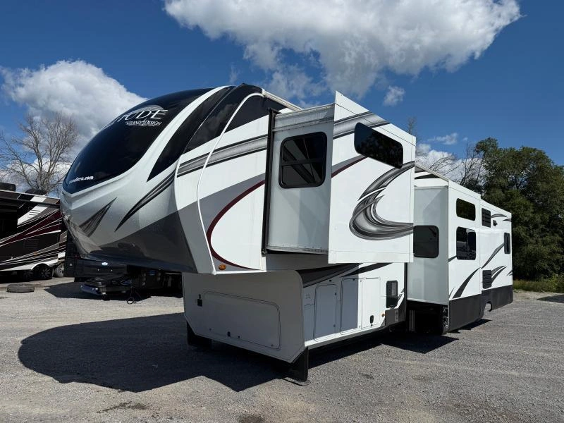 Grand Design Solitude 378mbs 2022 alt