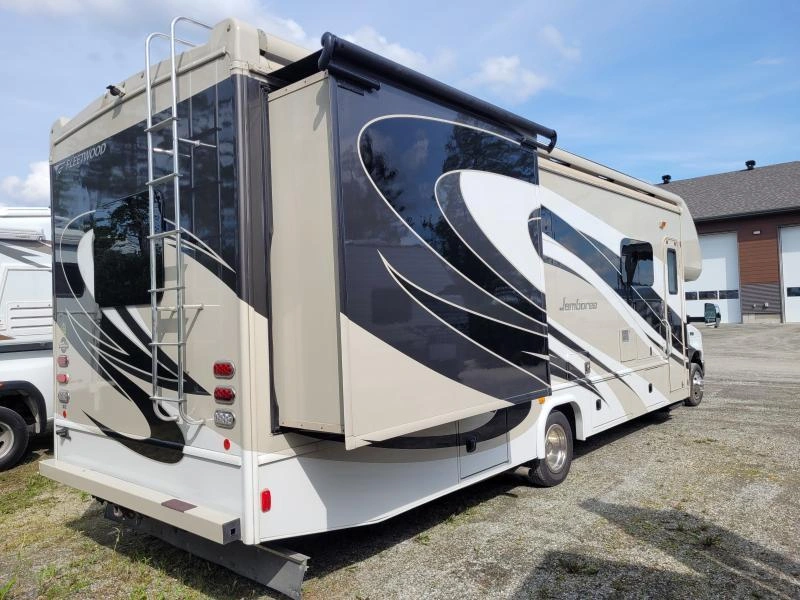 2017 Fleetwood Jamboree 31u alt
