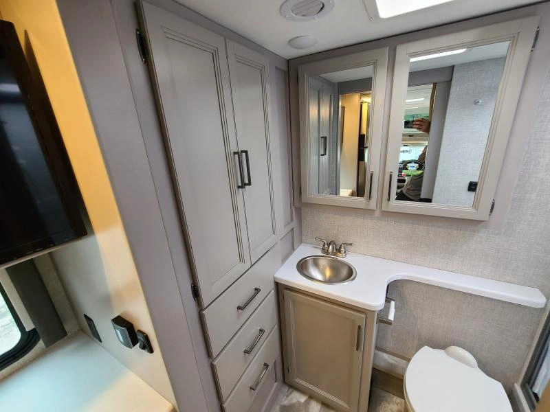 Thor Motor Coach Echelon Lc25 2024 alt