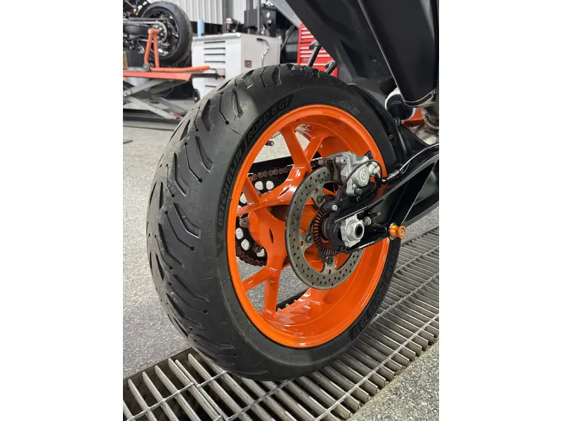 2022 KTM DUKE 890 R