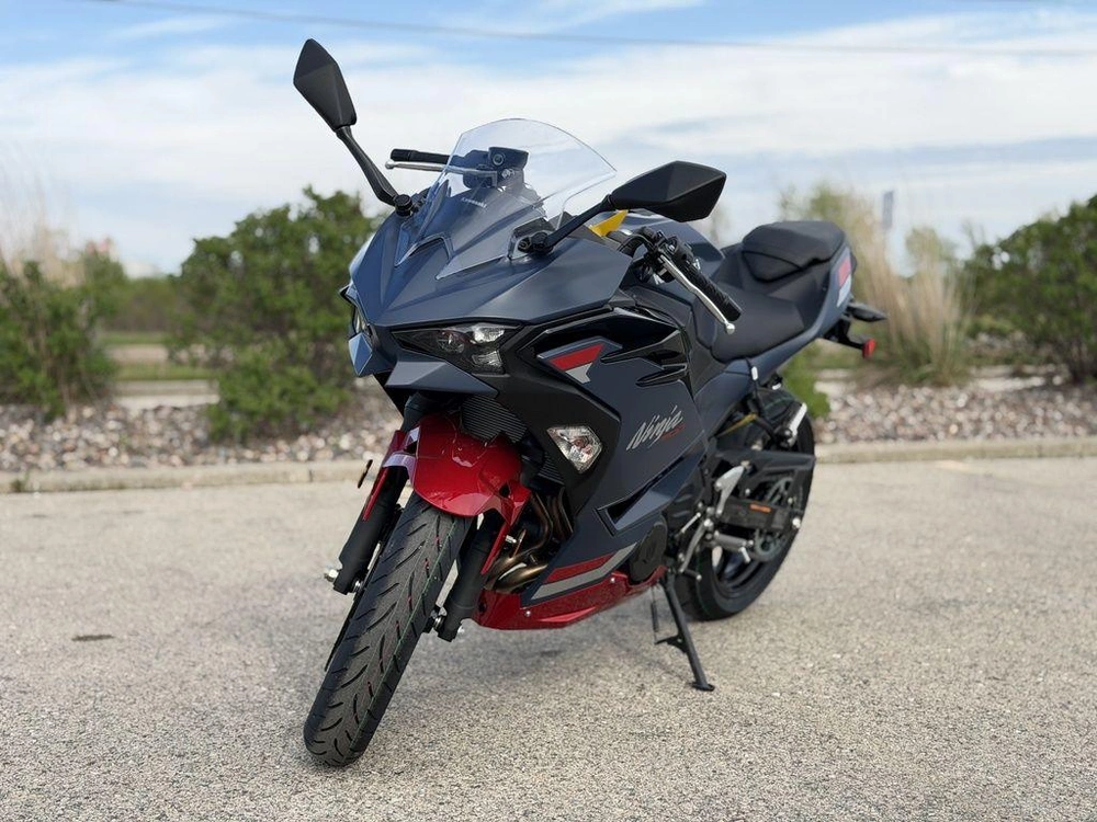 2026 Kawasaki Ninja® 500 Abs Metallic Matte Twilight Blue alt