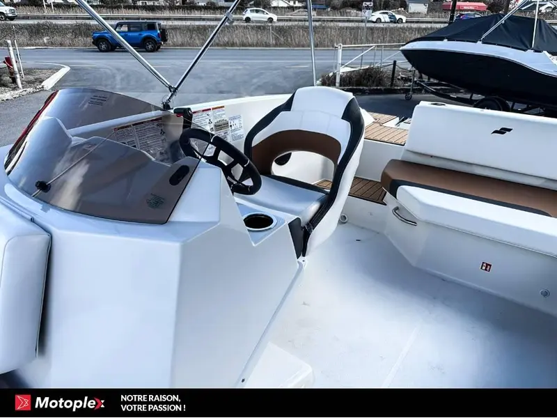 2025 Starcraft SVX 171 OB 90HP  deck boat bateau Ponté thumbnail 15