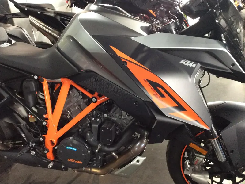 2016 KTM SUPERDUKE1290GT thumbnail 4