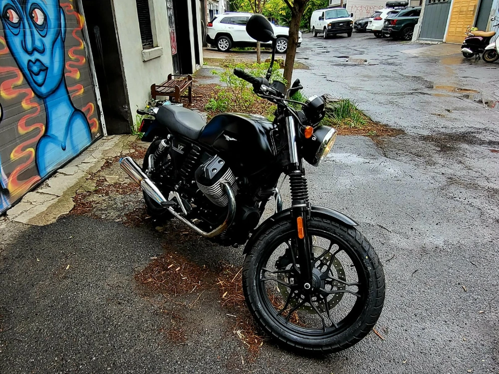 Moto Guzzi V7 Stone 11 2015 alt