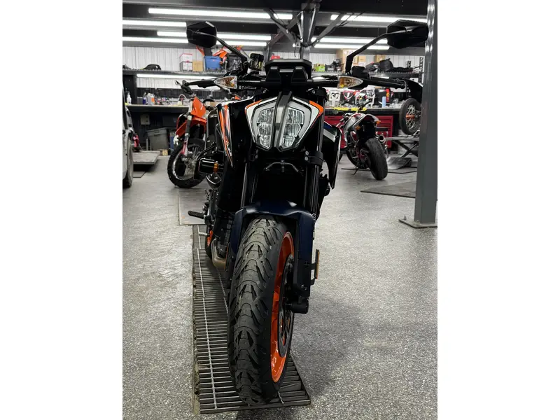2022 KTM DUKE 890 R