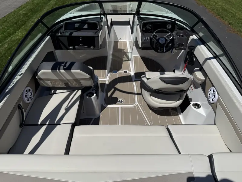 2025 Monterey Boats M20 SERIES thumbnail 6