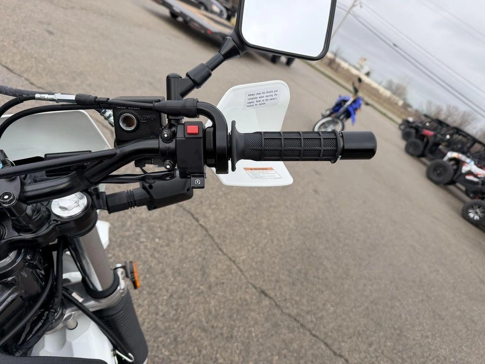 2026 Suzuki Dr650s alt