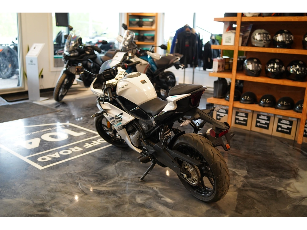 2024 Cfmoto 300 Ss alt