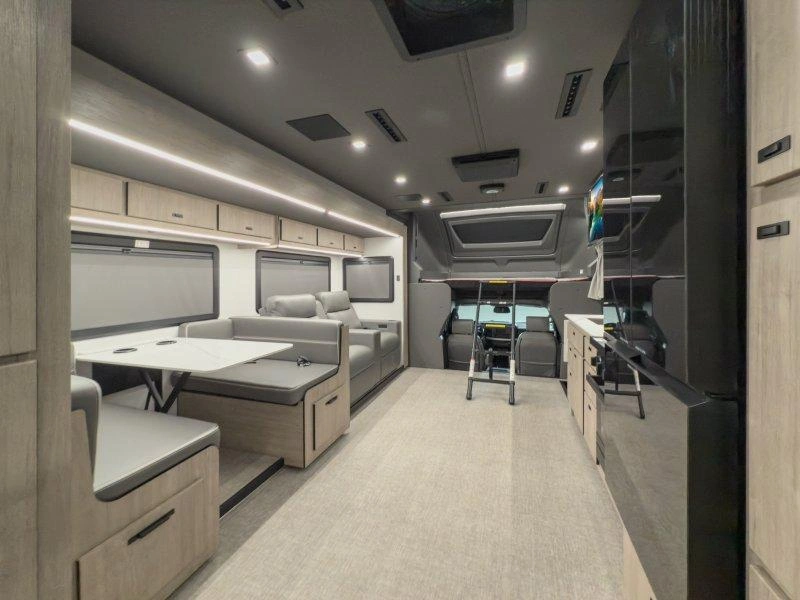 Grand Design Lineage 31zw 2027 alt