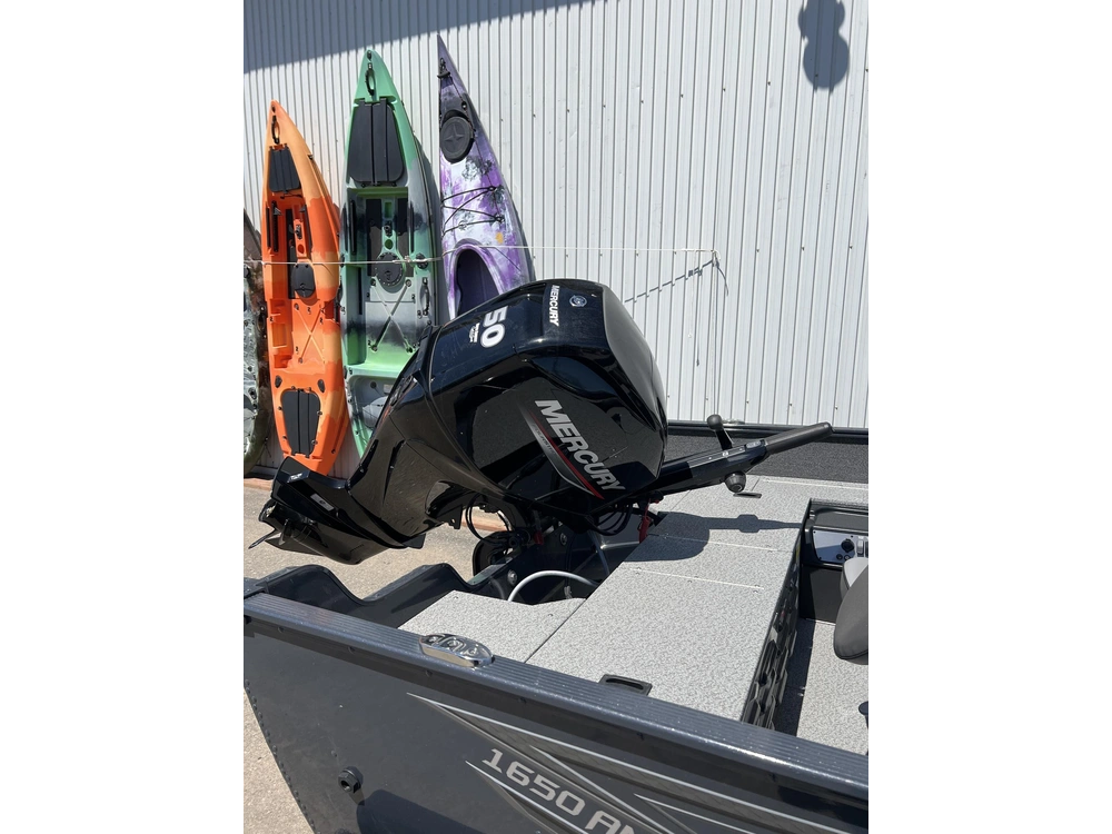 2026 Lund Boat Co 1650 Angler Tiller alt