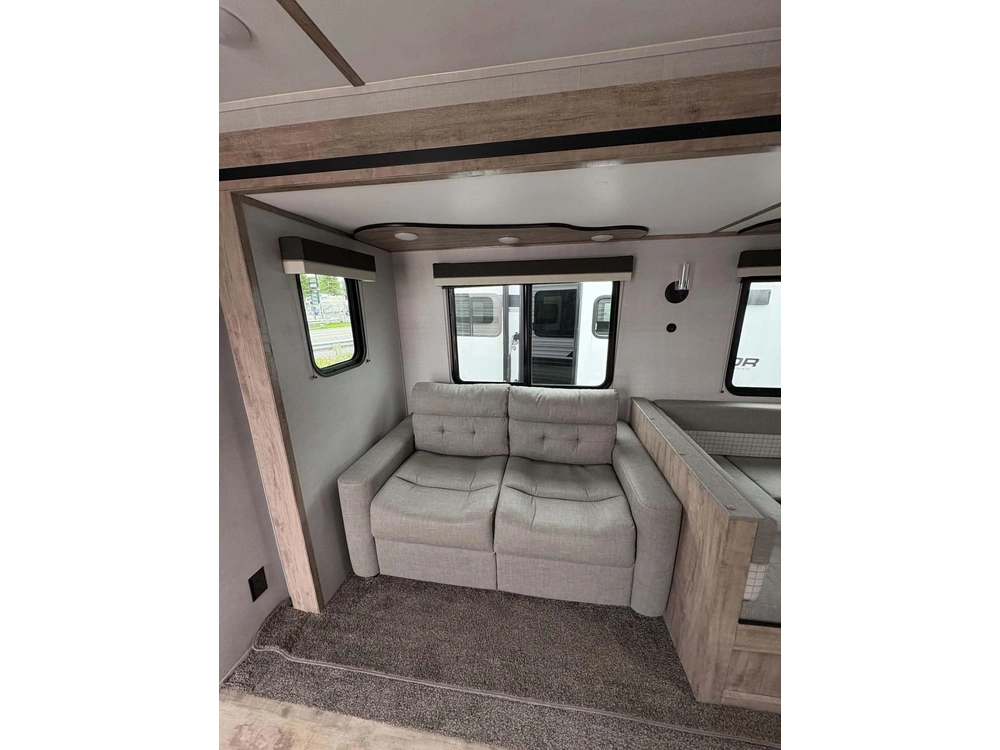 2023 Conquest 276bhs alt