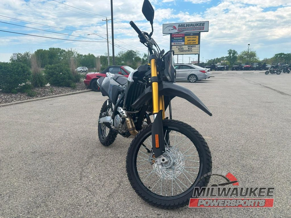 2025 Suzuki Dr-z4s alt