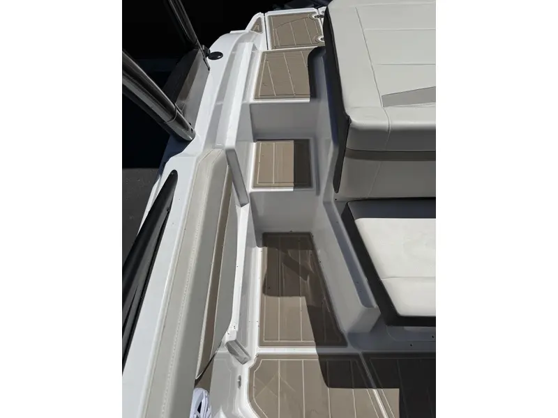 2025 Monterey Boats M20 SERIES thumbnail 9