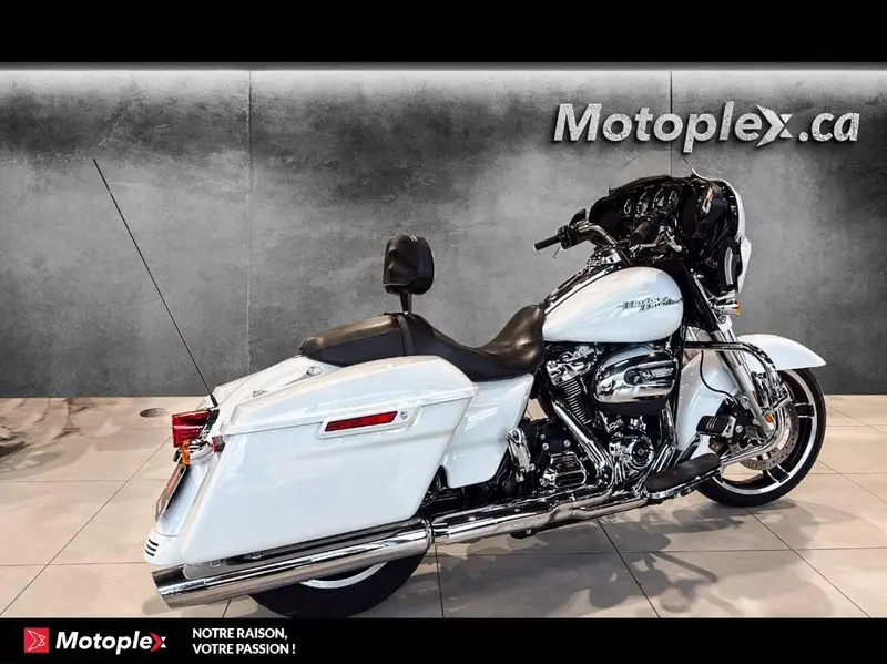 2017 Harley-Davidson STREET GLIDE FLHXS thumbnail 3