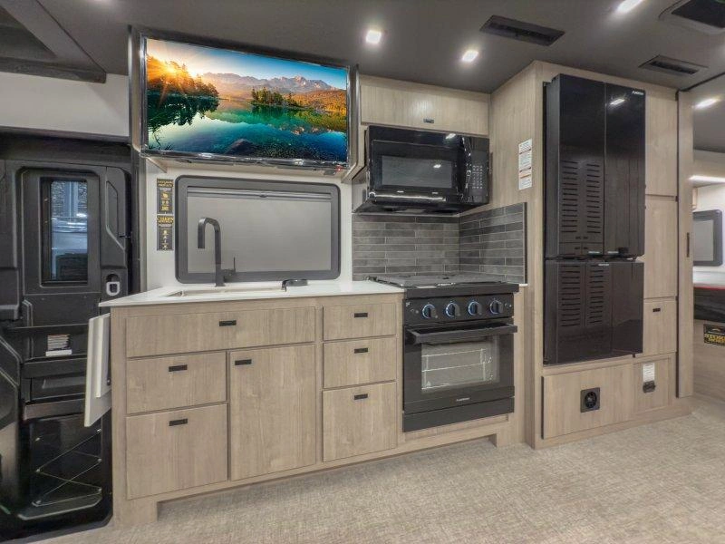 Grand Design Lineage 31zw 2027 alt