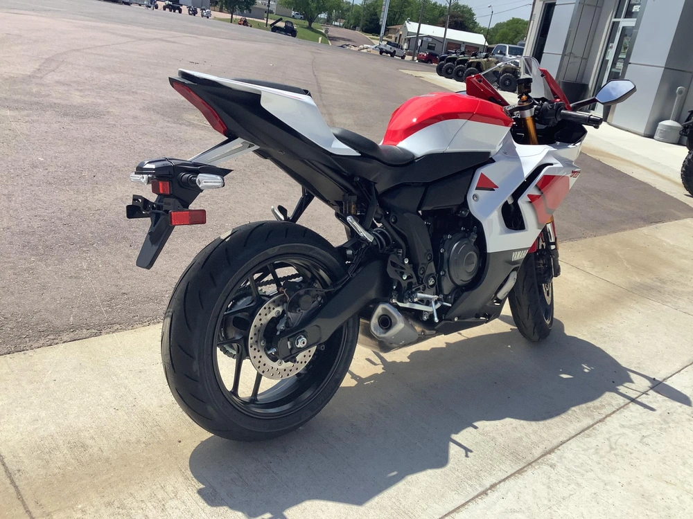 2026 Yamaha Yzf R7 alt
