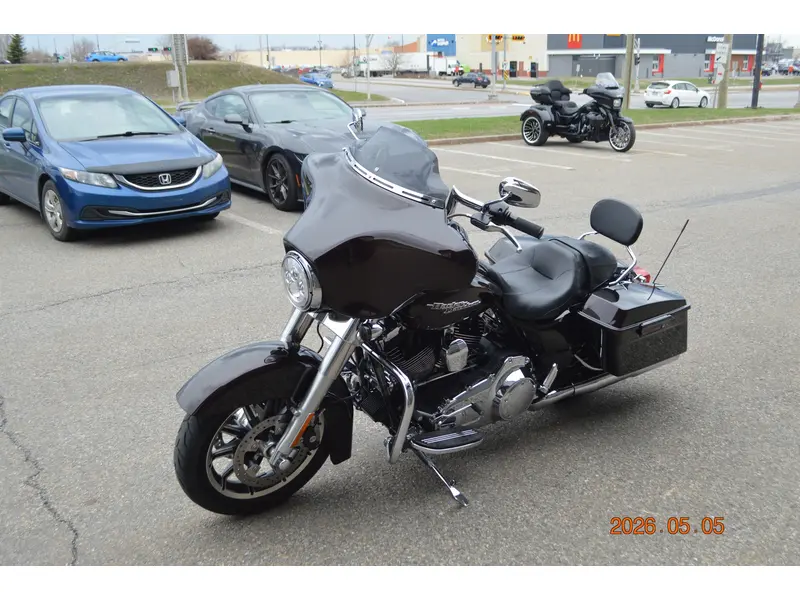 2011 Harley-Davidson FLHX thumbnail 5