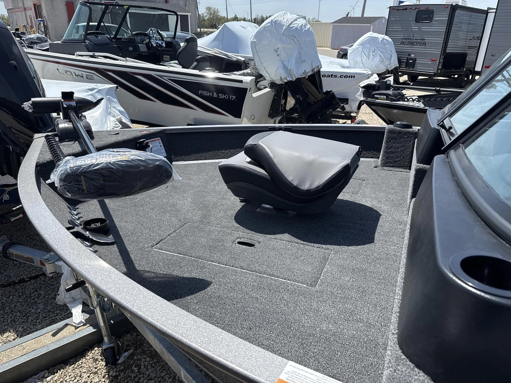2026 Lowe Boats Fishing Machine Walk Thru Fm 1675 Wt alt