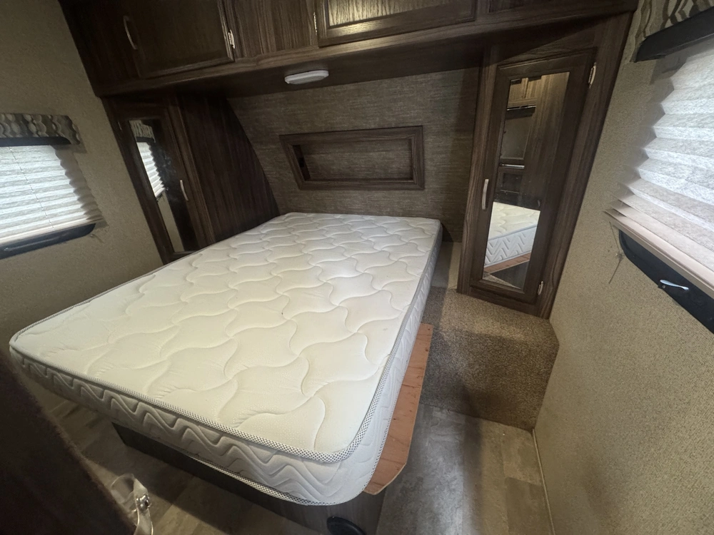2017 Coachmen Apex 276 Bhss alt